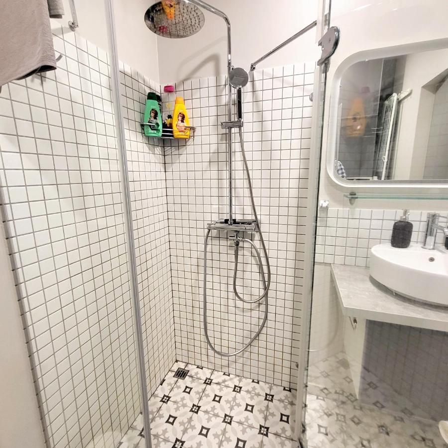 Happy Inn Laime Studio, Self Check-In-24-7, A-C, Parking-In-The-Underground-Garage VNO Exteriör bild